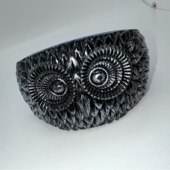 Plastic silver and black colors owl hinge bangle bracelet - Picture 3 of 7